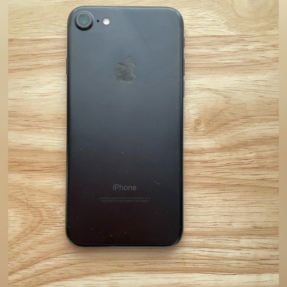 iPhone 7 128 GB Unlocked - Picture 3 of 4